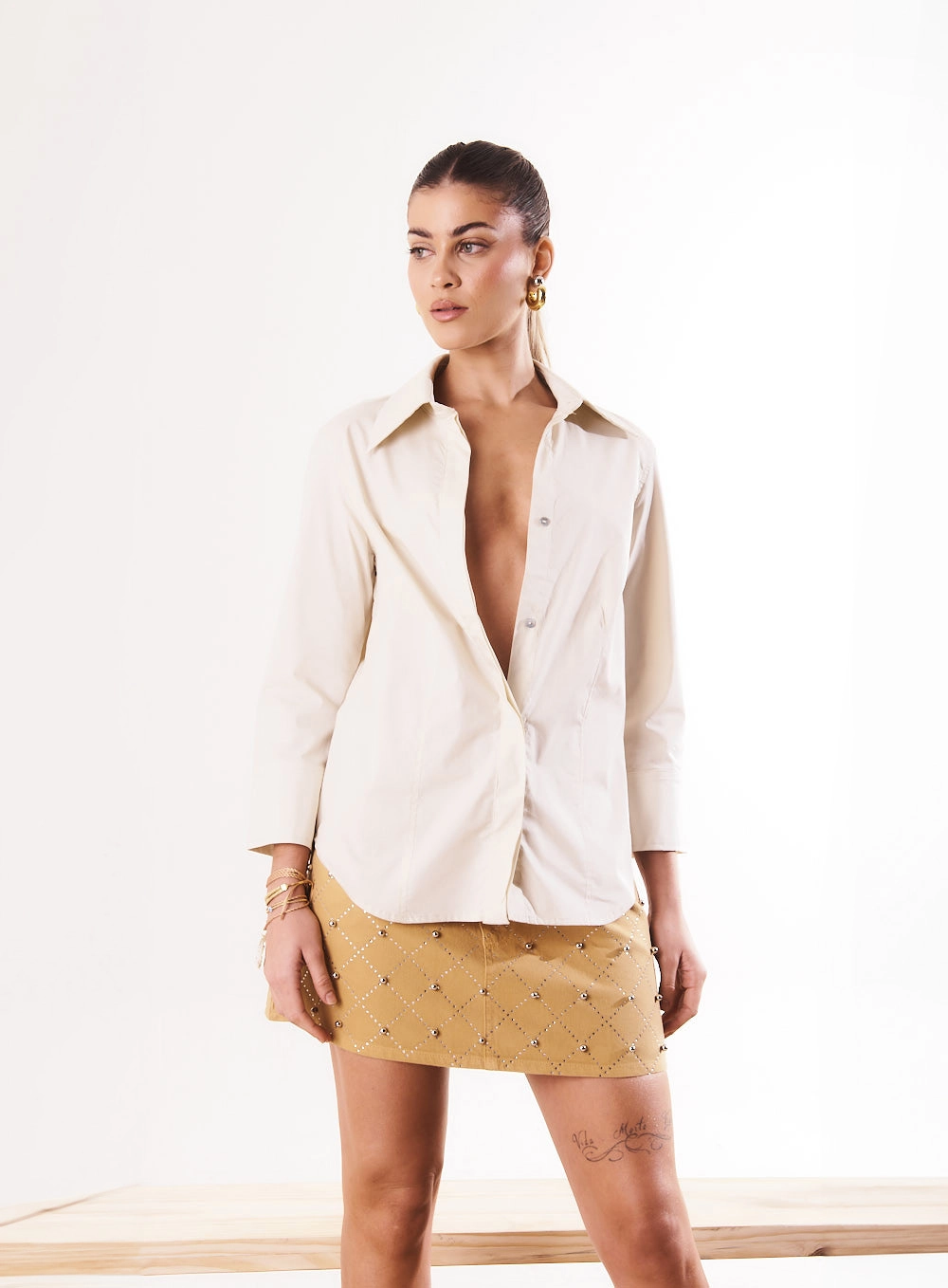 Camisa Slim Maxi Gola Com Pences Bege 1