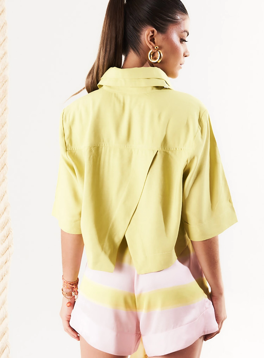 Camisa Cropped Com Linho E Abertura Nas Costas Amarelo 4