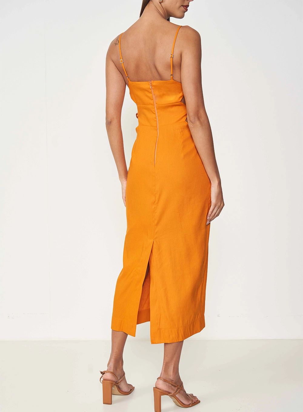 Vestido Midi Cut Out Decote Reto Com Linho Marrom Areia Molhada 4