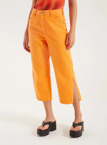 Calça Carol Capri Sarja Com Fenda