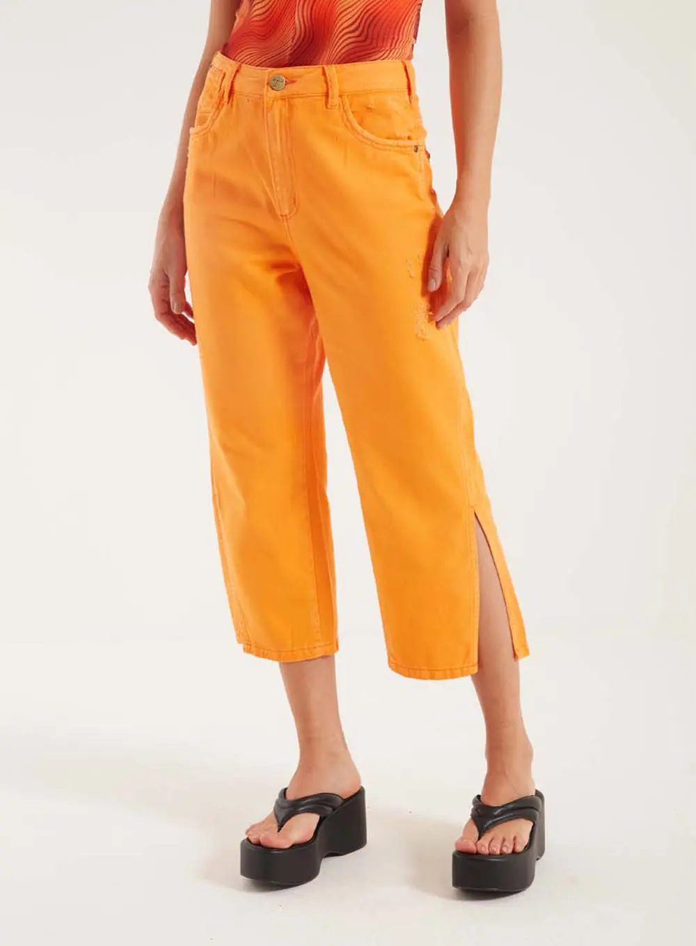 Calça Carol Capri Sarja Com Fenda Laranja 1