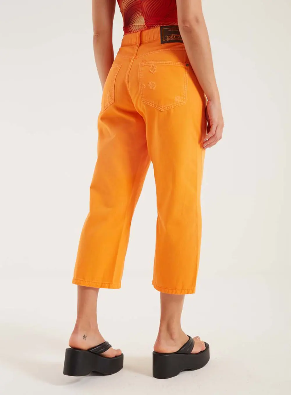 Calça Carol Capri Sarja Com Fenda Laranja 2