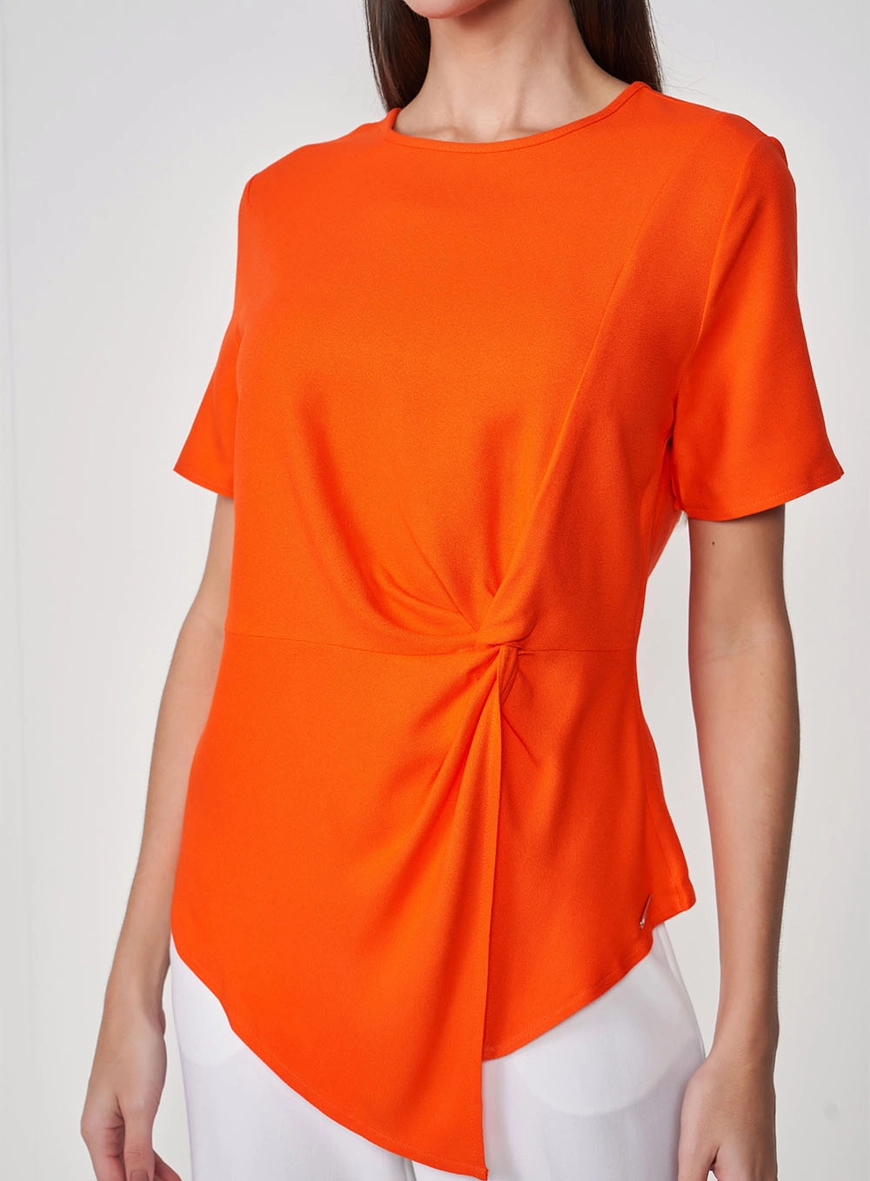 Blusa Com Nó Frontal E Barra Assimétrica