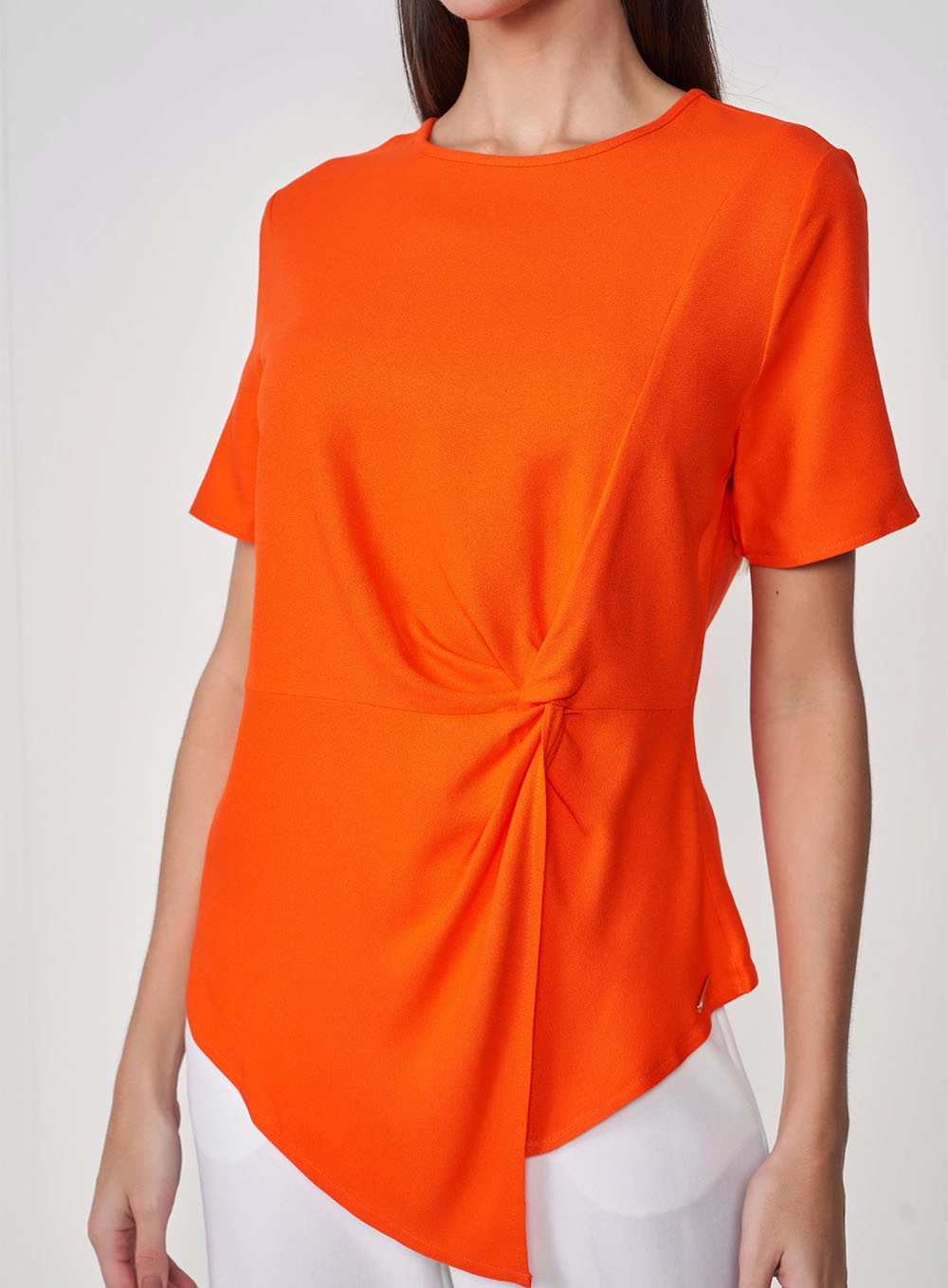 Blusa Com Nó Frontal E Barra Assimétrica Laranja