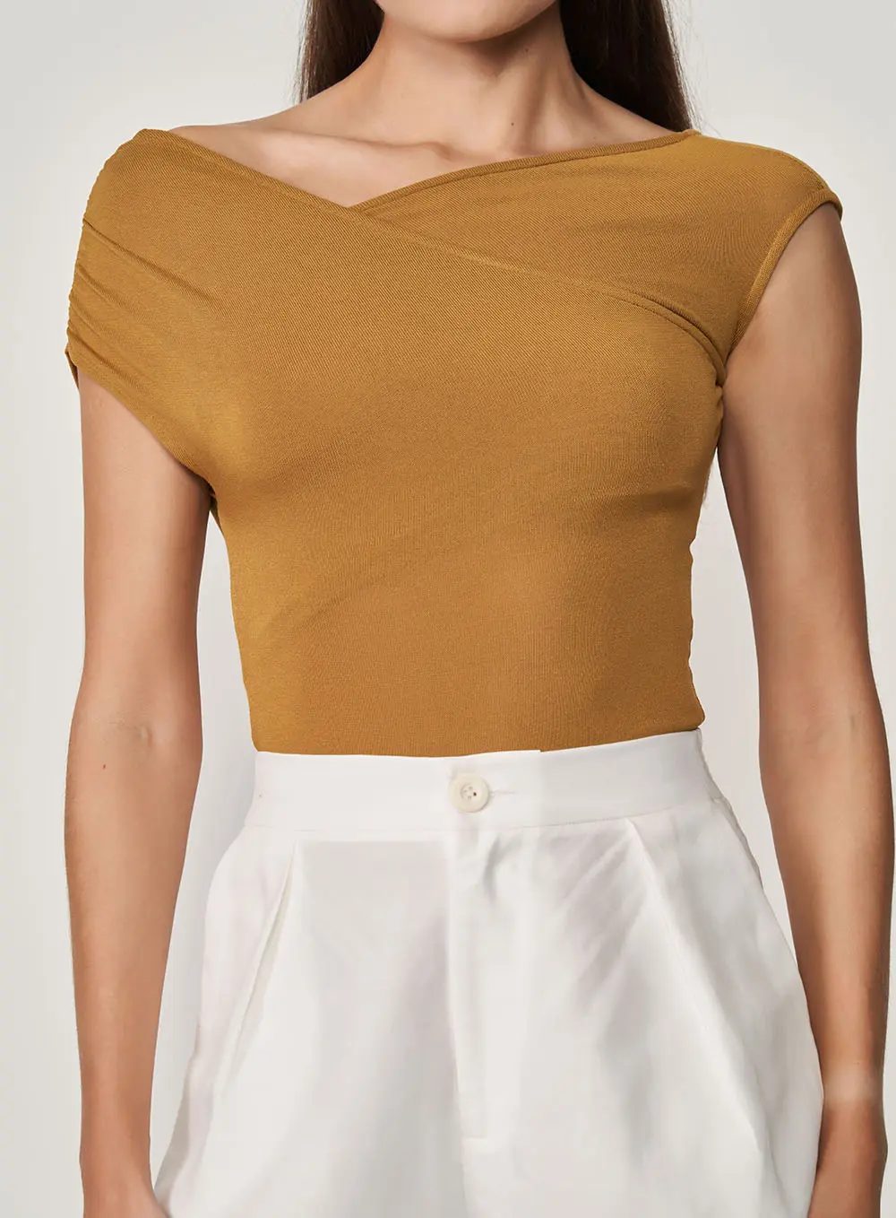 Blusa Canelada Com Transpasse Marrom Ebbela