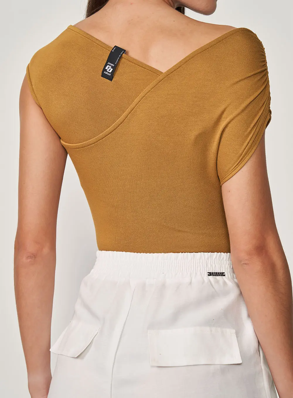 Blusa Canelada Com Transpasse Marrom Ebbela