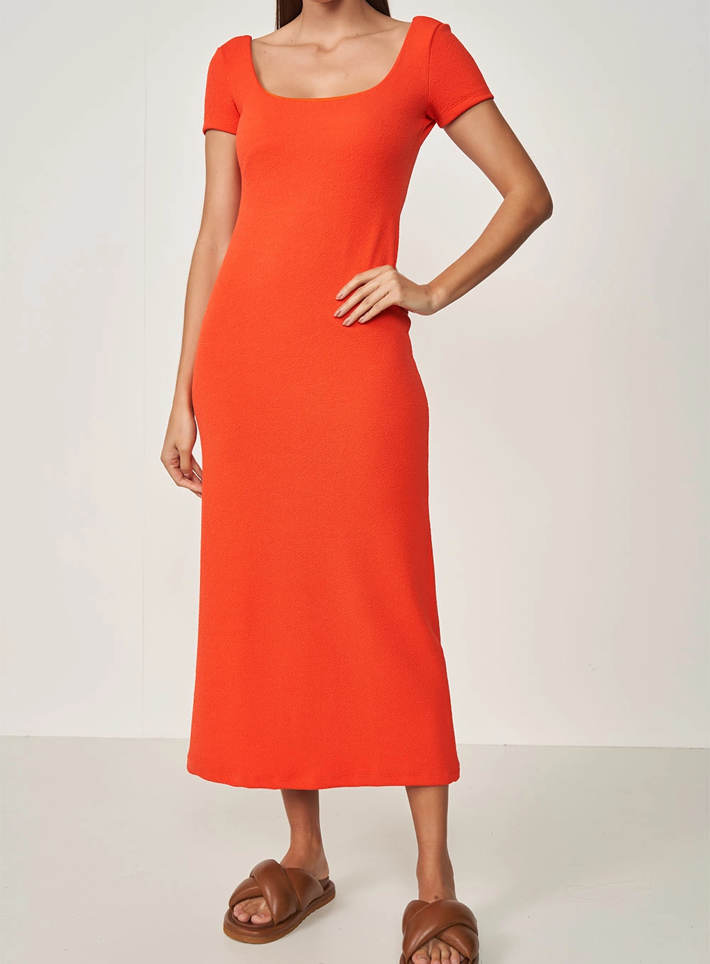 Vestido Midi Com Decote Nas Costa Laranja