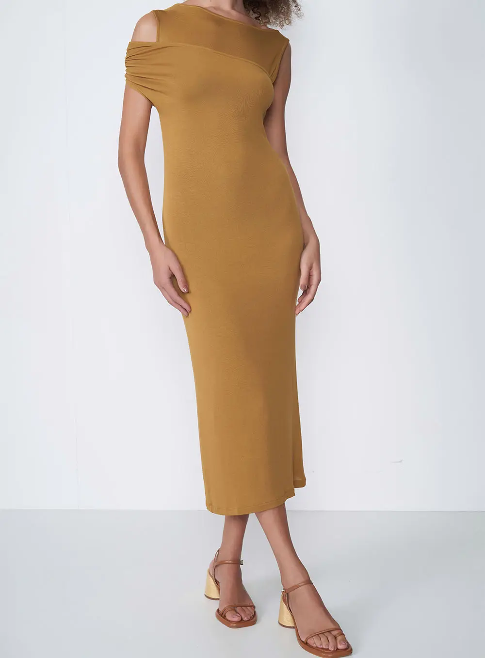 Vestido Midi Com Recorte No Ombro Marrom Ebbela