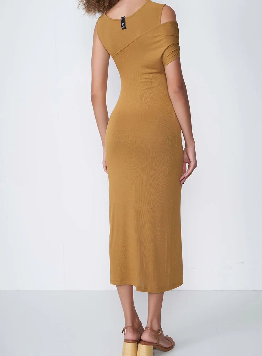 Vestido Midi Com Recorte No Ombro Marrom Ebbela
