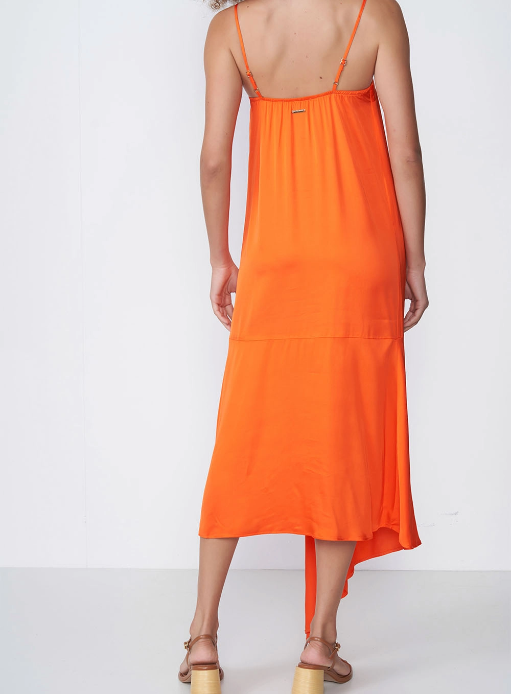 Vestido Midi Com Barra Assimétrica Laranja