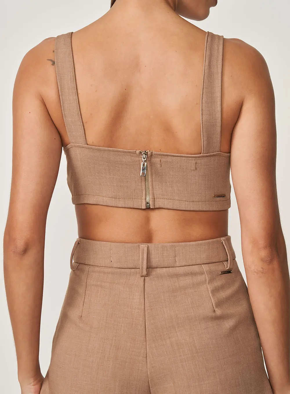 Top Cropped Bege Com Decote Reto Marrom