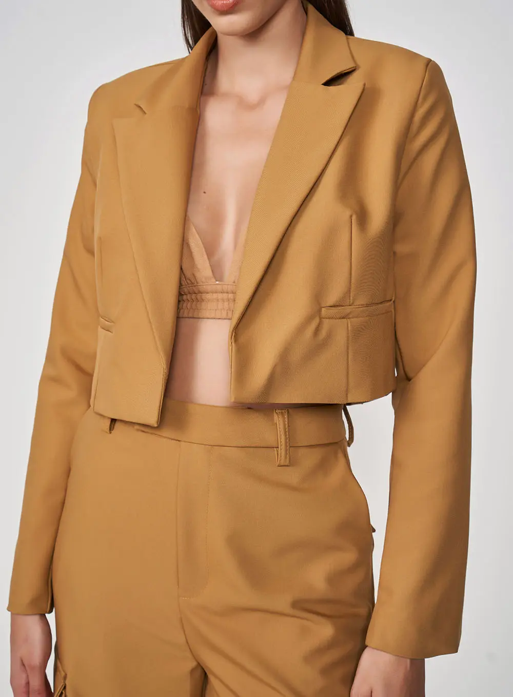 Blazer Cropped Manga Longa Marrom Ebbela