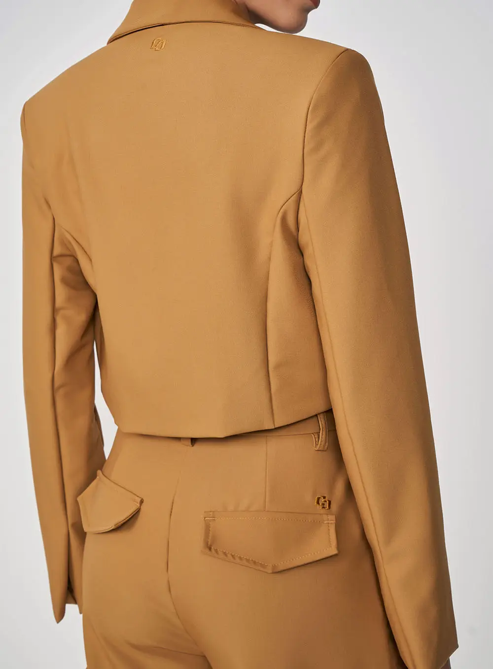 Blazer Cropped Manga Longa Marrom Ebbela