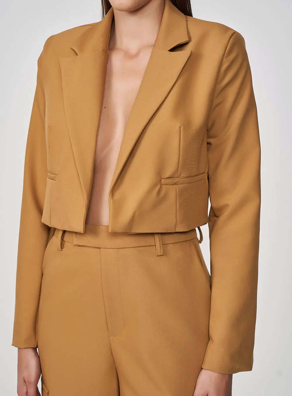 Blazer Cropped Manga Longa Marrom Ebbela