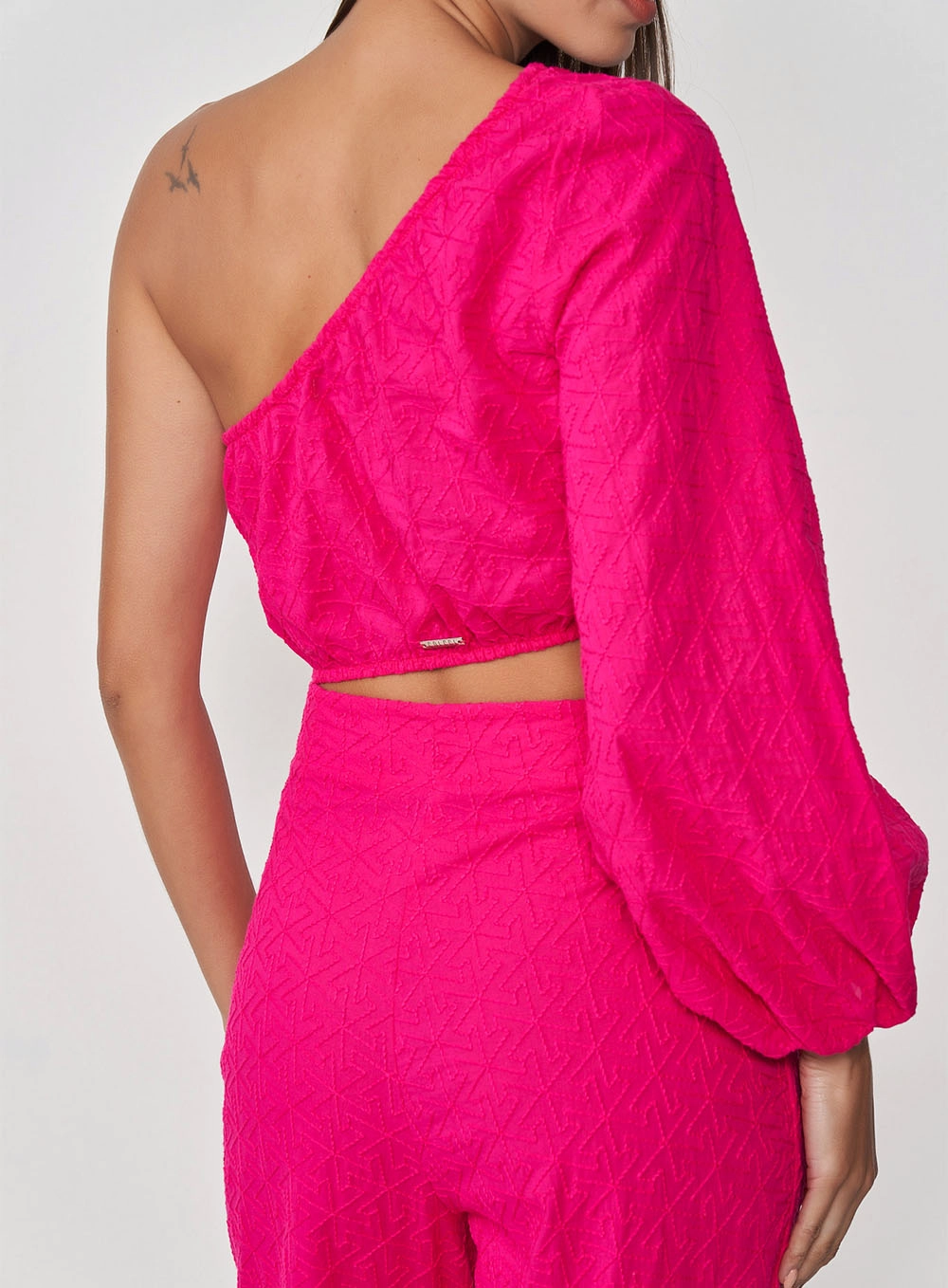 Blusa Bordada Cropped Uma Manga Rosa
