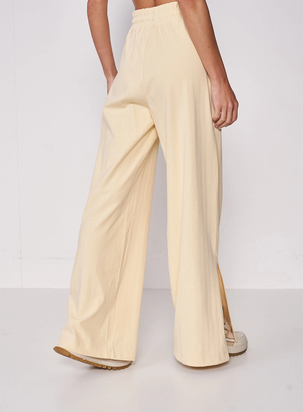 Calça Wide Leg Com Abertura Na Barra Inferior Bege