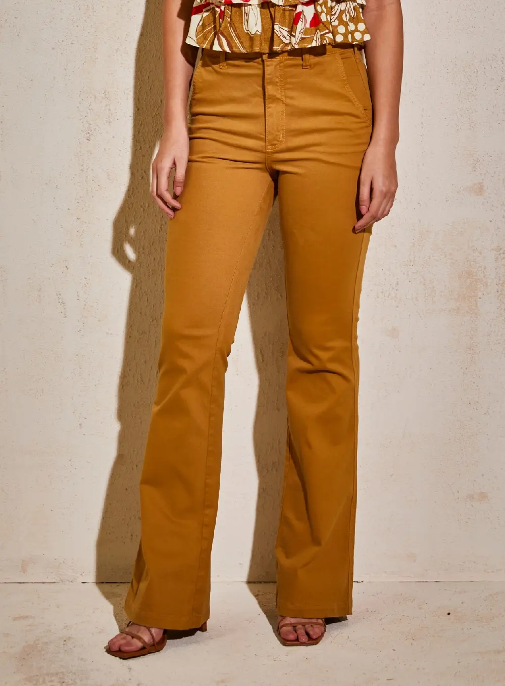 Calça Sarja Flare Marrom Ebbela