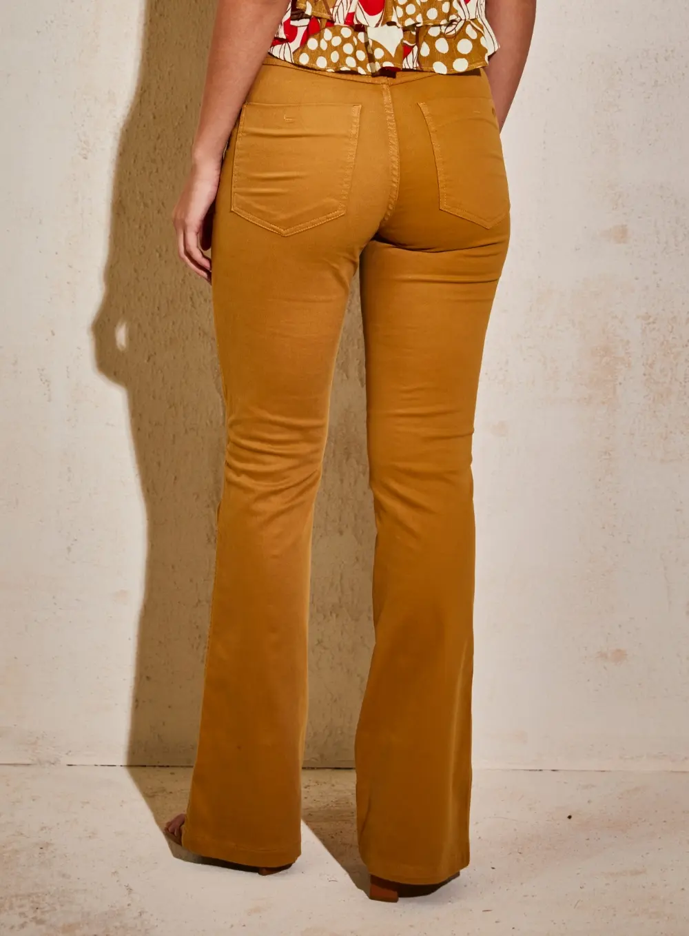 Calça Sarja Flare Marrom Ebbela