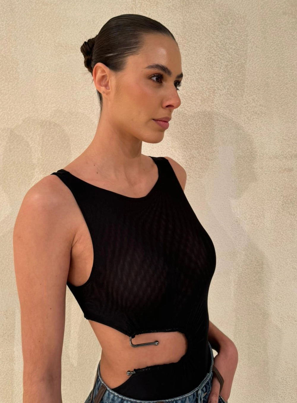 Body Tule Recorte Lateral Com Fechamento Em Metal Preto