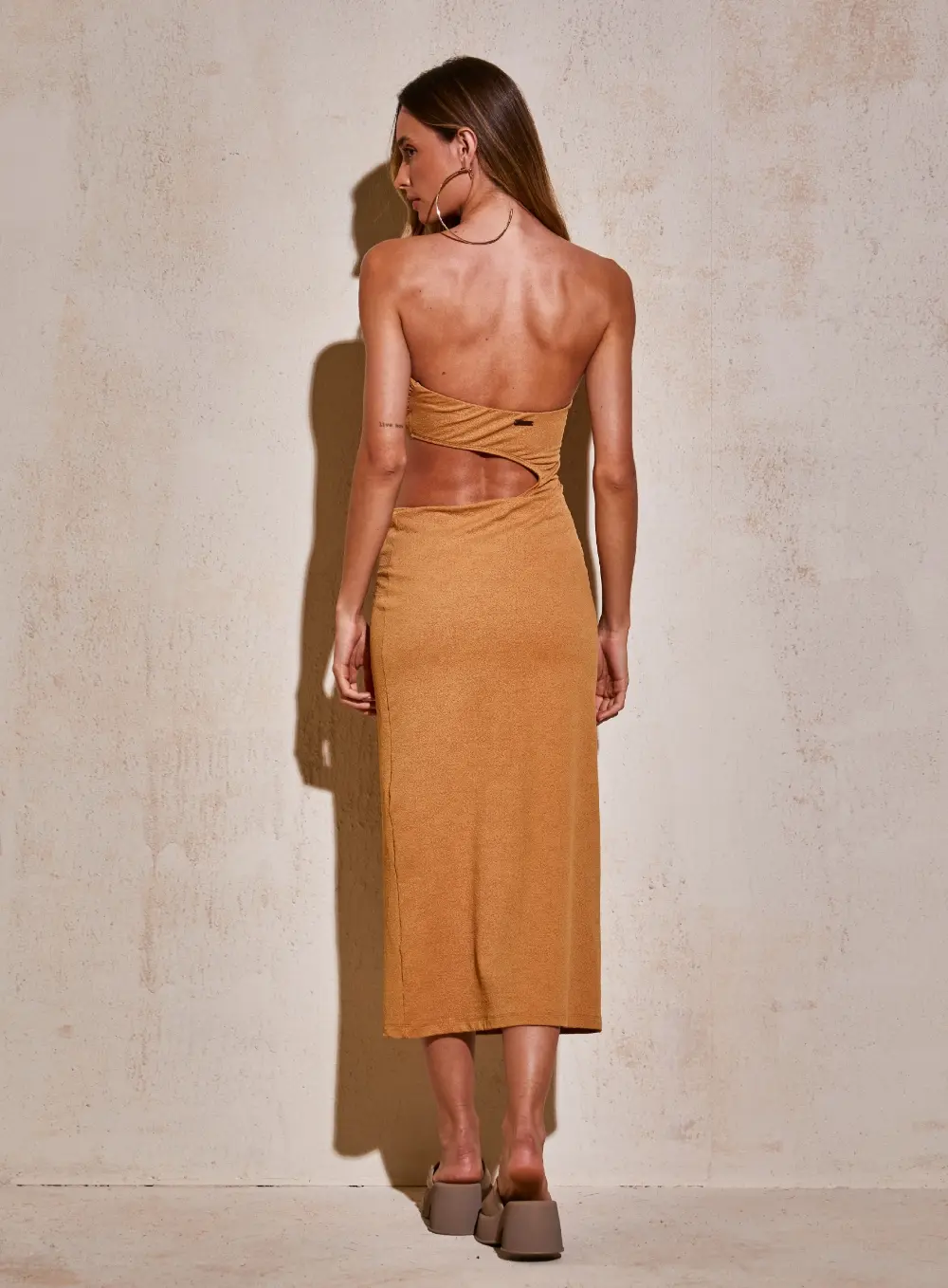 Vestido Midi Acinturado Com Recorte Lateral Marrom Ebbela