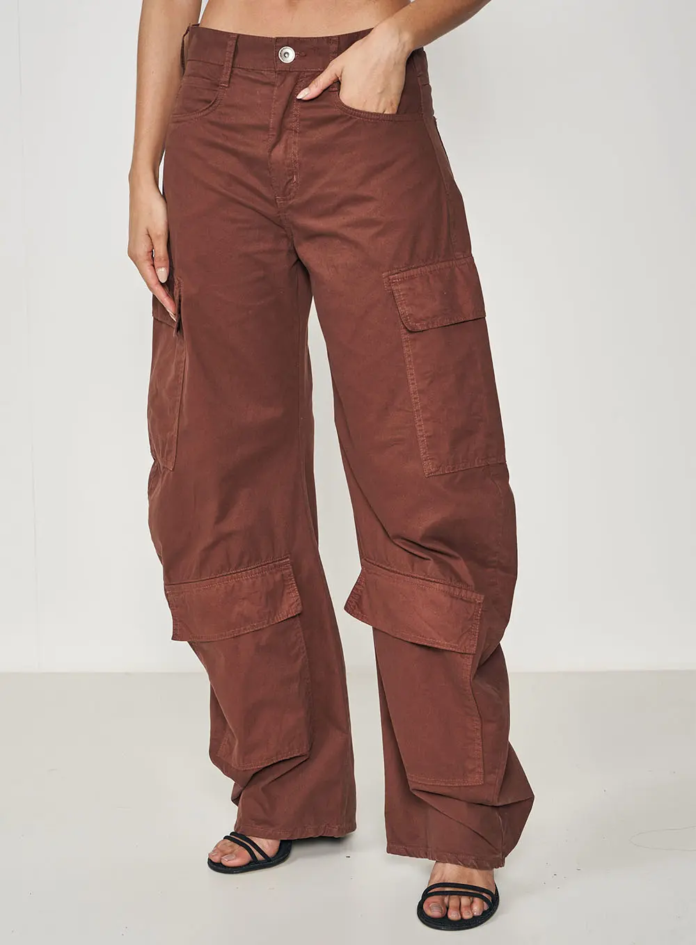 Calça Sarja Leoni Low Marrom