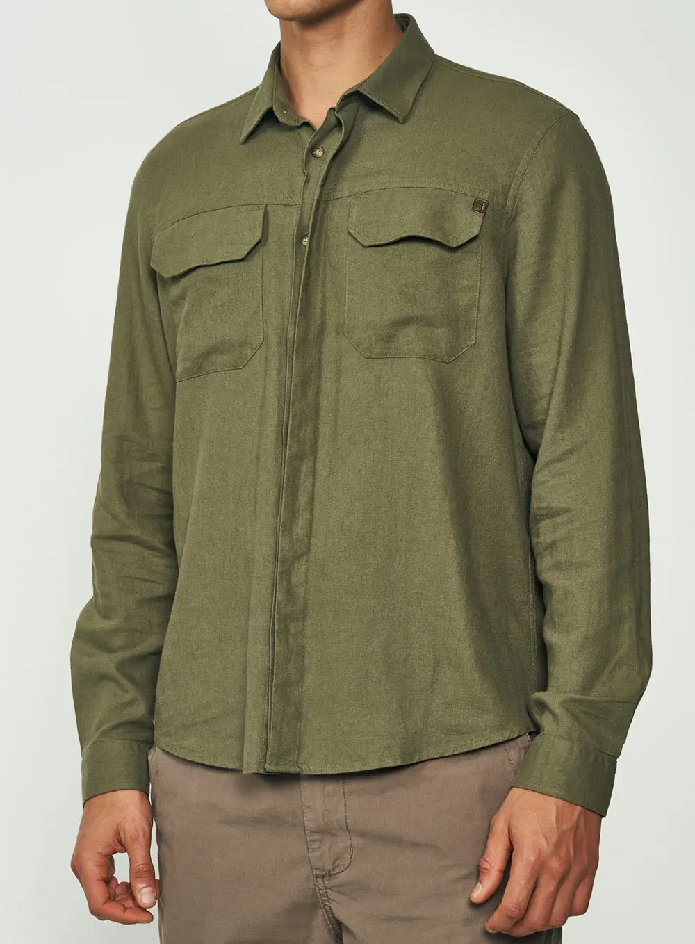 Camisa Masculina Em Linho Com Bolsos Frontais Verde Demetri