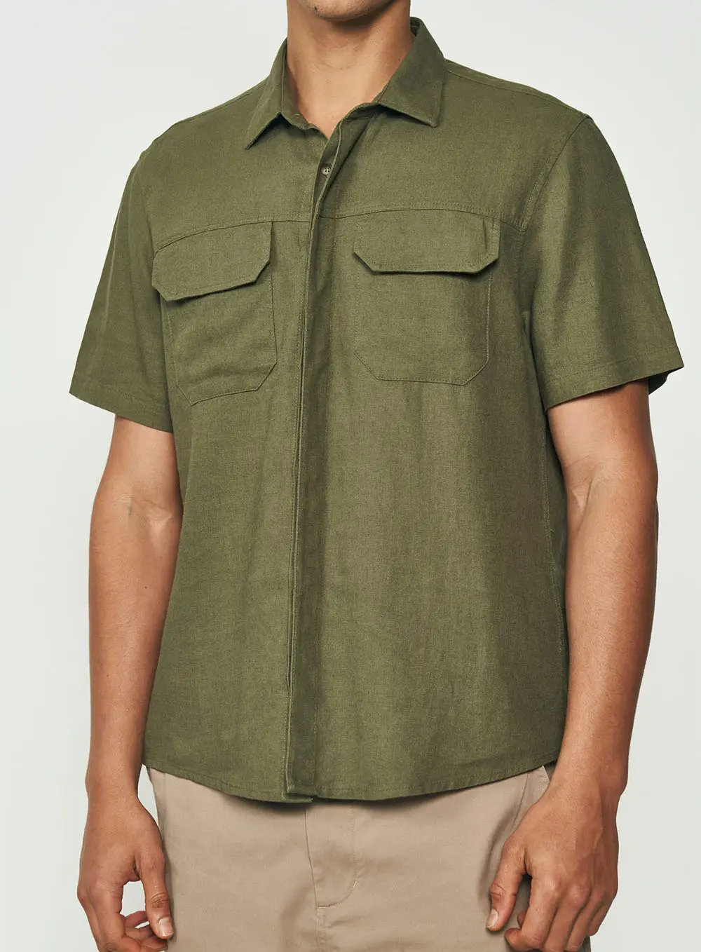 Camisa Masculina Em Linho Com Bolsos Frontais Verde Demetri