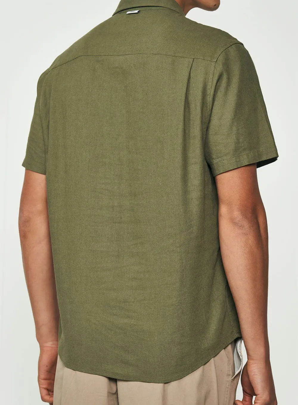 Camisa Masculina Em Linho Com Bolsos Frontais Verde Demetri