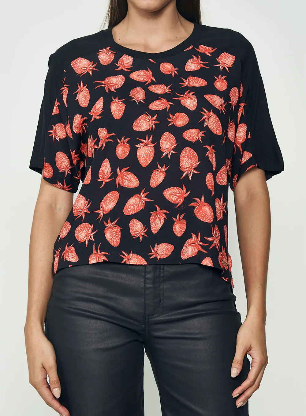 Camiseta Versátil Morangos Estampados