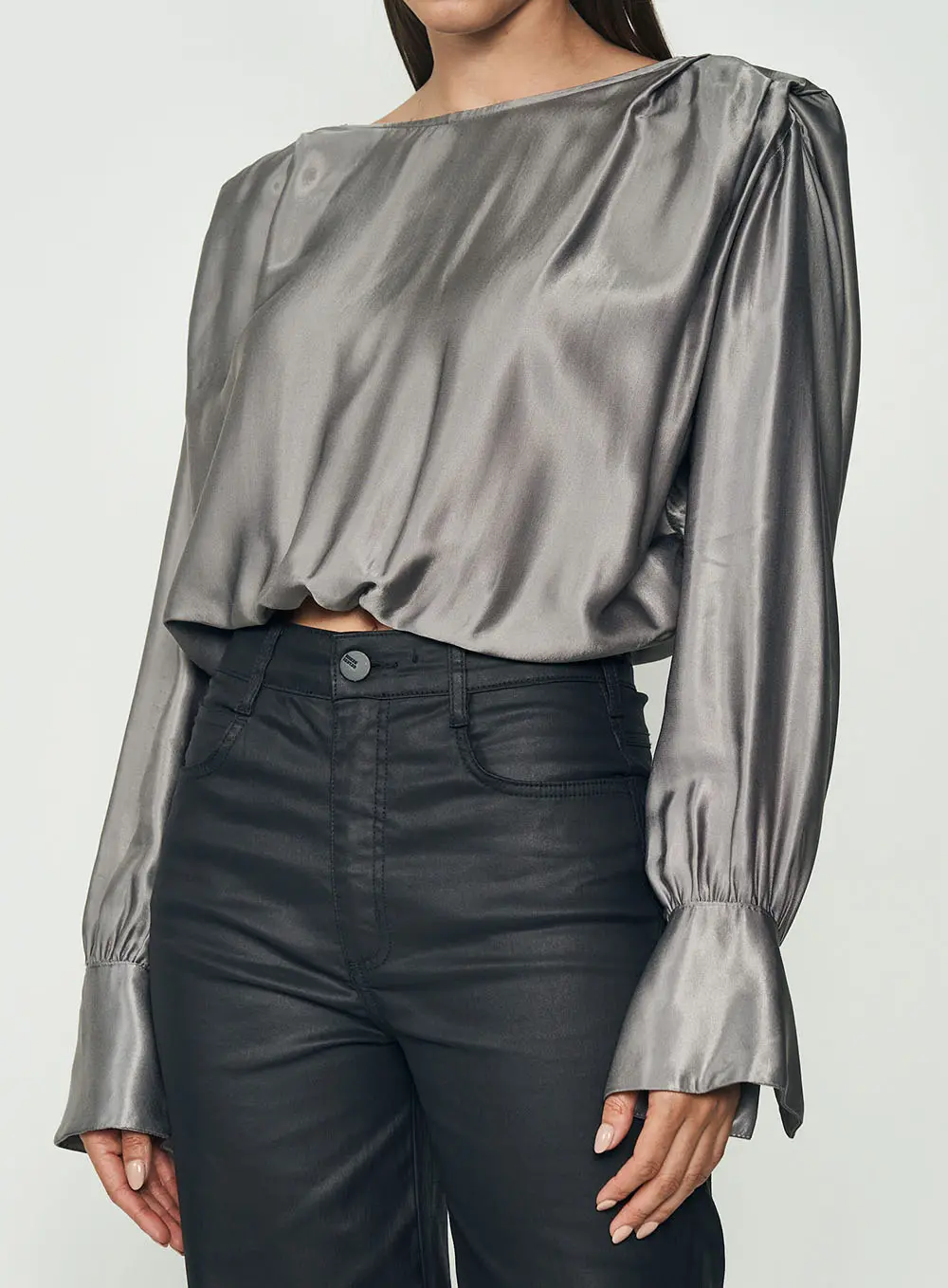 Blusa Acetinada Drapeada Com Manga Bufante Cinza
