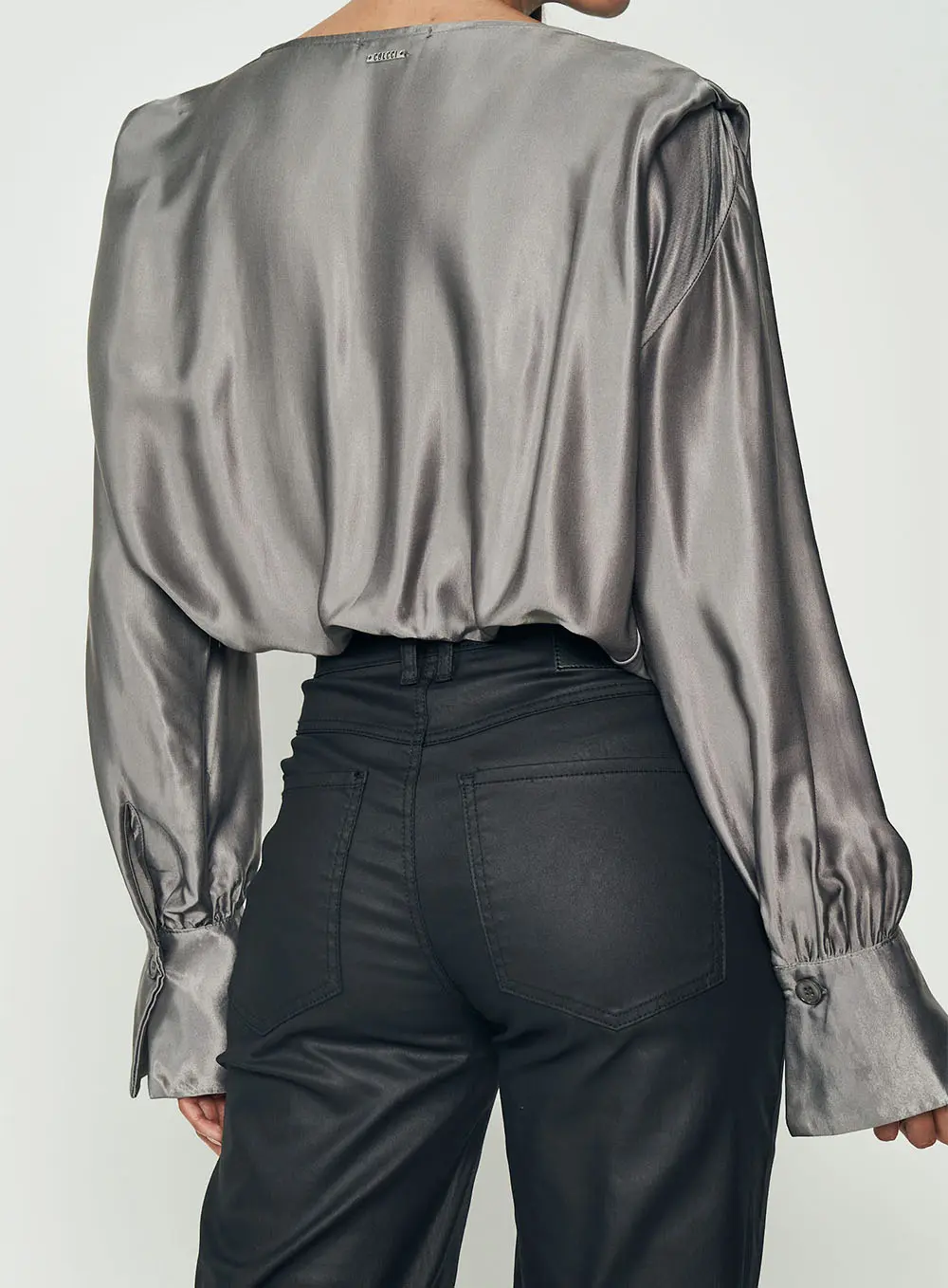 Blusa Acetinada Drapeada Com Manga Bufante Cinza