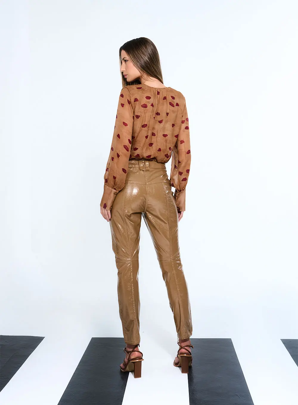 Calça Basic Comfort Em Pu Com Bolsos Marrom 3