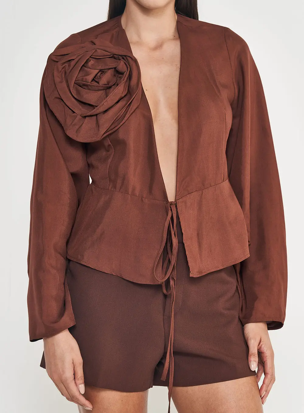 Blusa Com Abertura Frontal E Aplicação Marrom