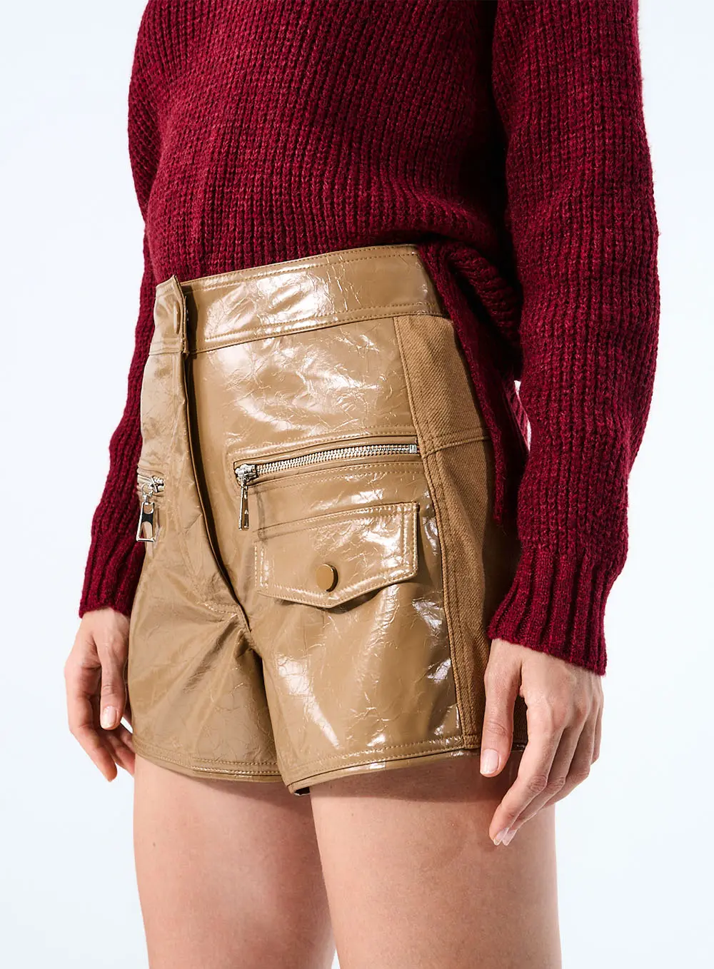 Short Curto Basic Comfort Em Pu Com Bolsos Marrom 2
