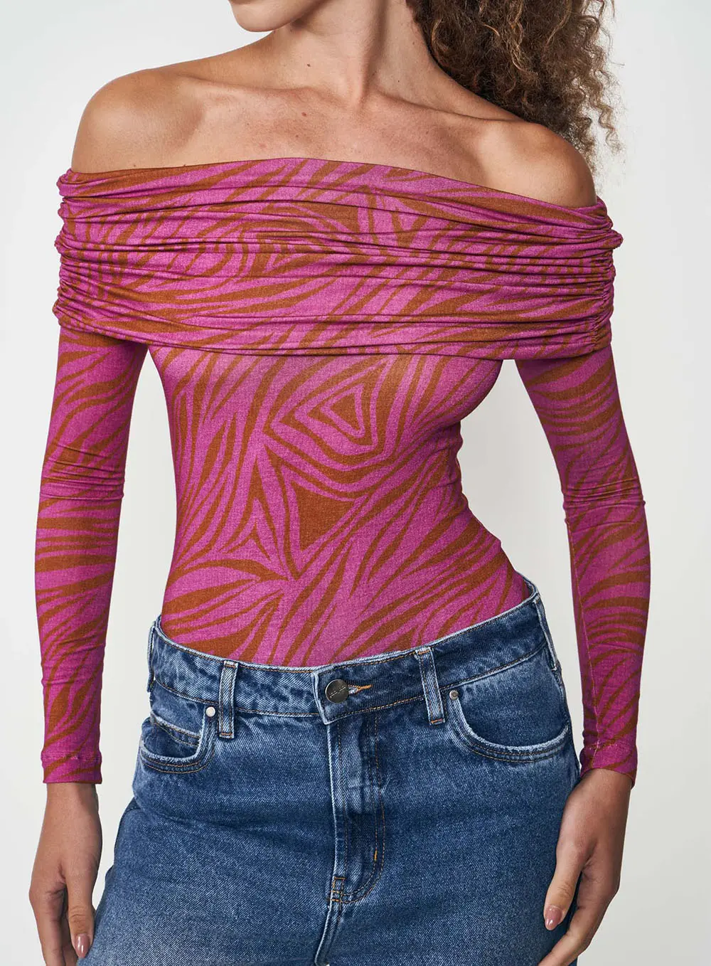 Blusa Slim Estampada Ombro A Ombro Drapeada Estampados
