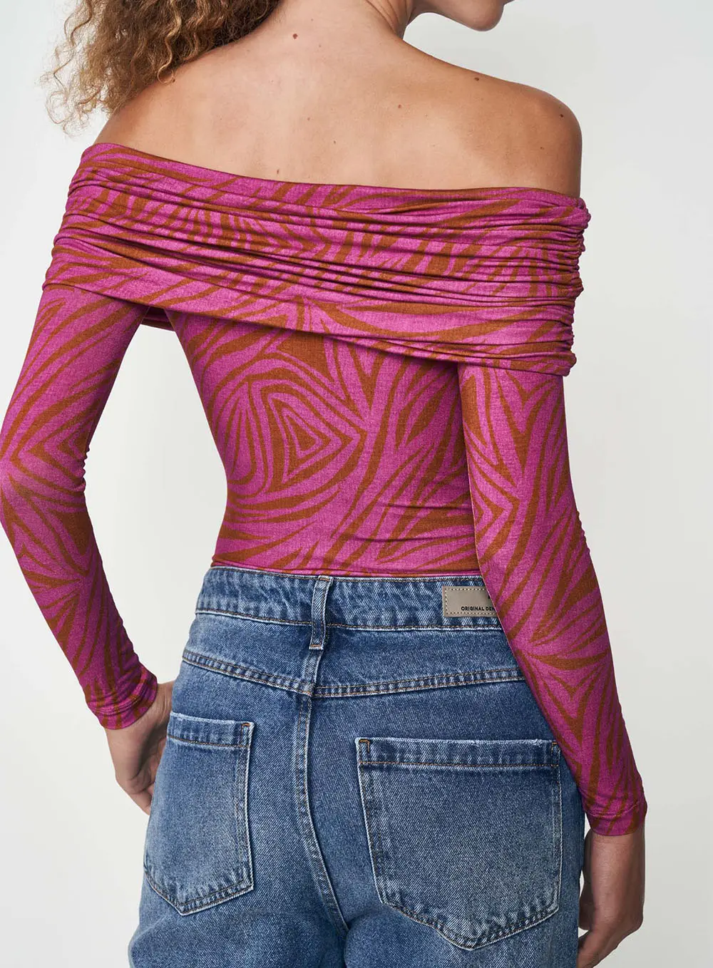 Blusa Slim Estampada Ombro A Ombro Drapeada Estampados