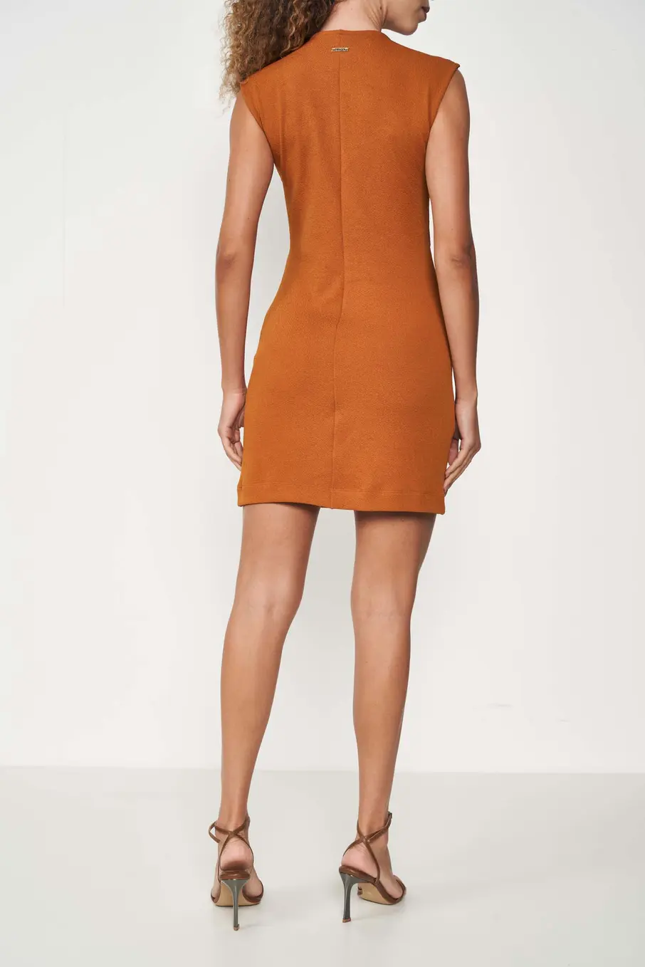 Vestido Curto Decote V Com Detalhe Amarelo Pumpkin