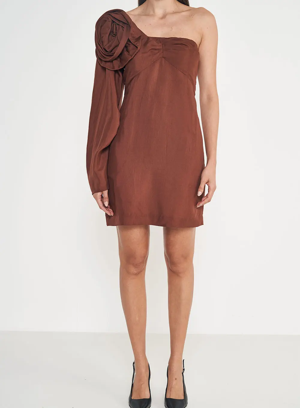 Vestido Mini Com Manga Única E Detalhe De Rosa Marrom