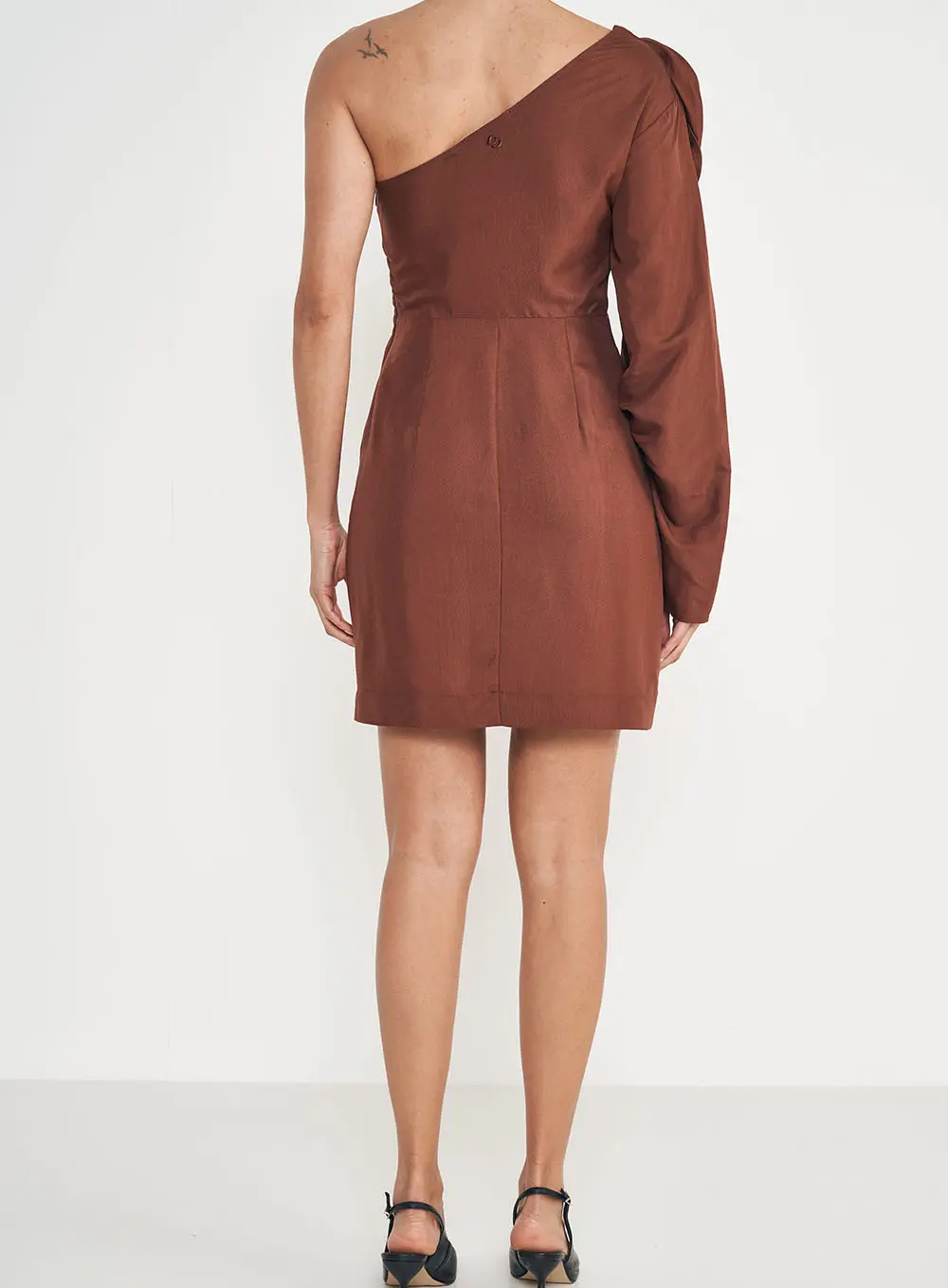 Vestido Mini Com Manga Única E Detalhe De Rosa Marrom