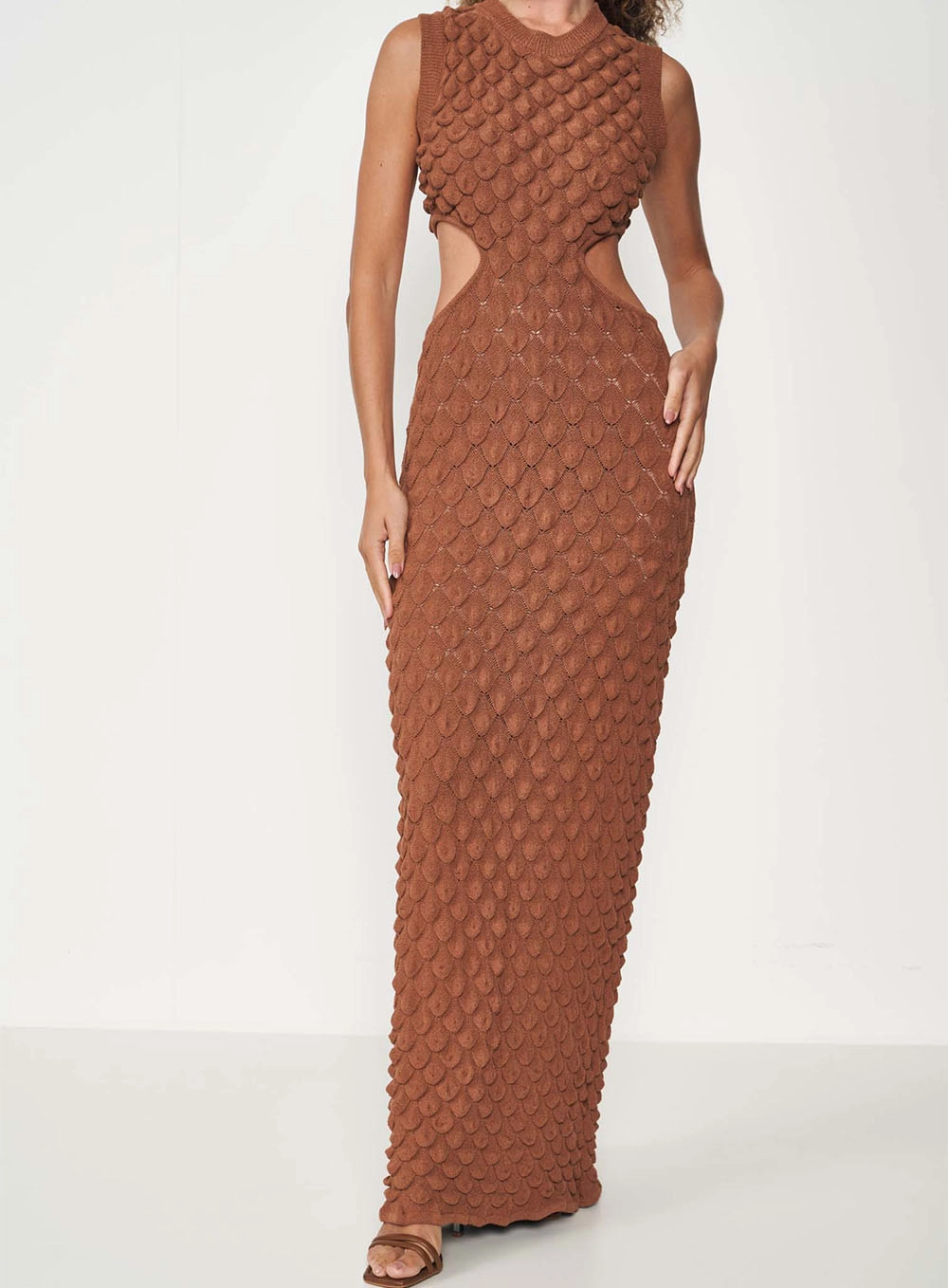 Vestido Longo Texturizado Com Recortes Marrom Evermore