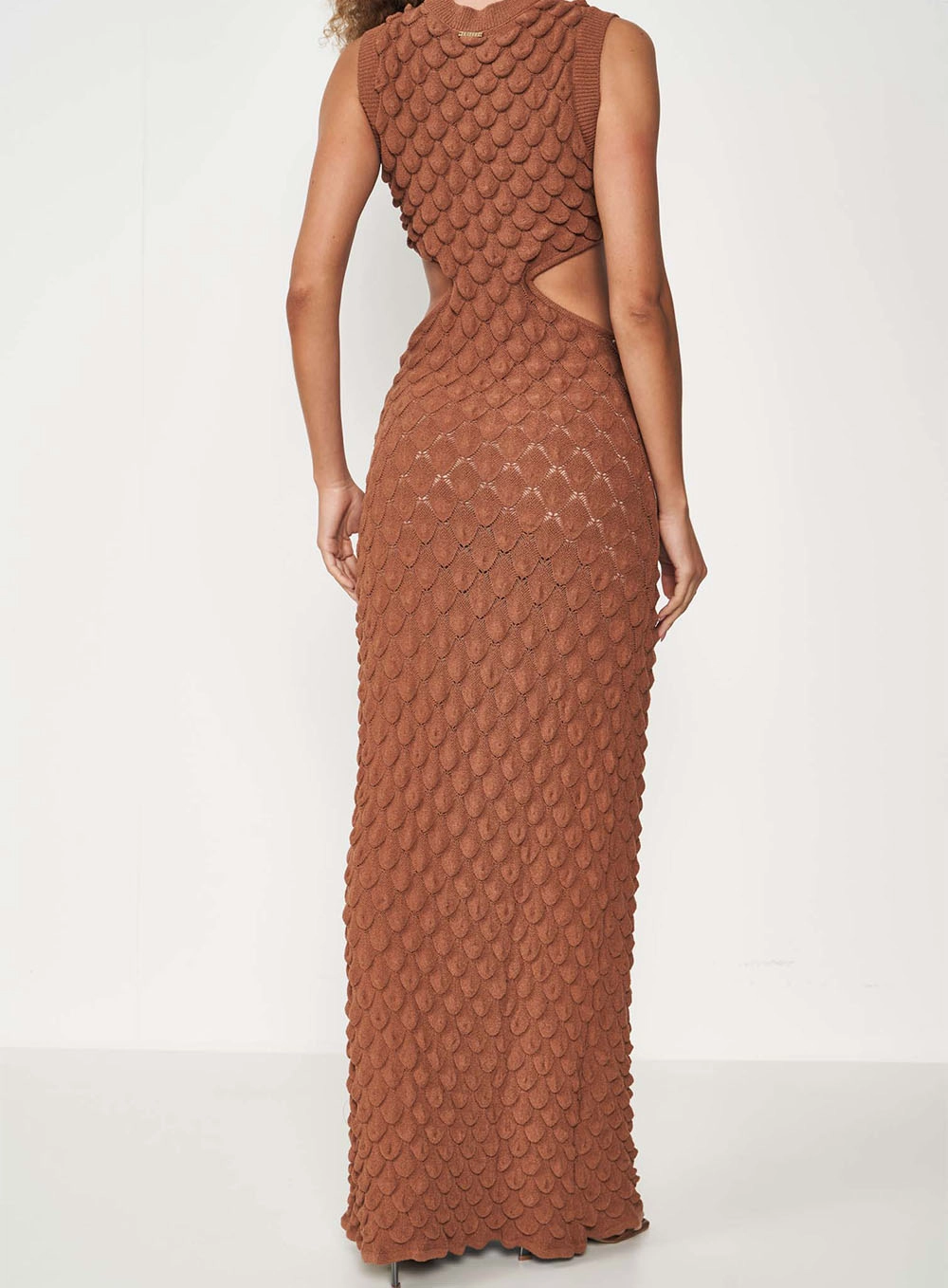 Vestido Longo Texturizado Com Recortes Marrom Evermore