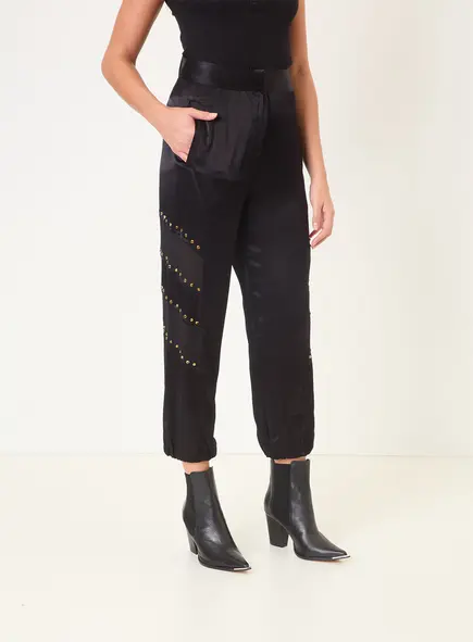 Calça Com Aplicação