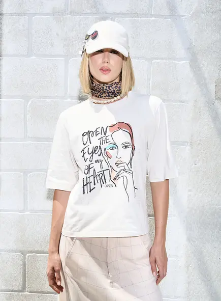 Camiseta Estampada Com Aplicação