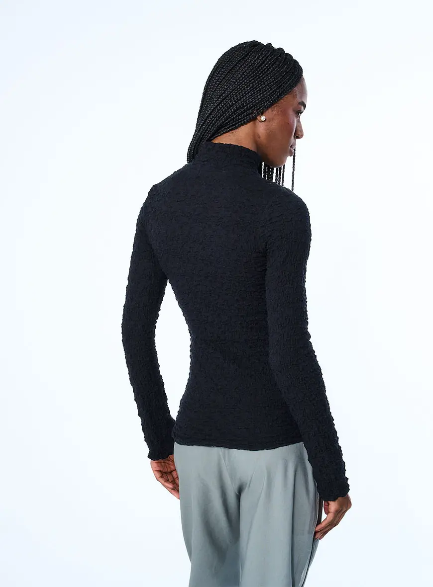 Blusa Gola Alta Com Textura Preto 3