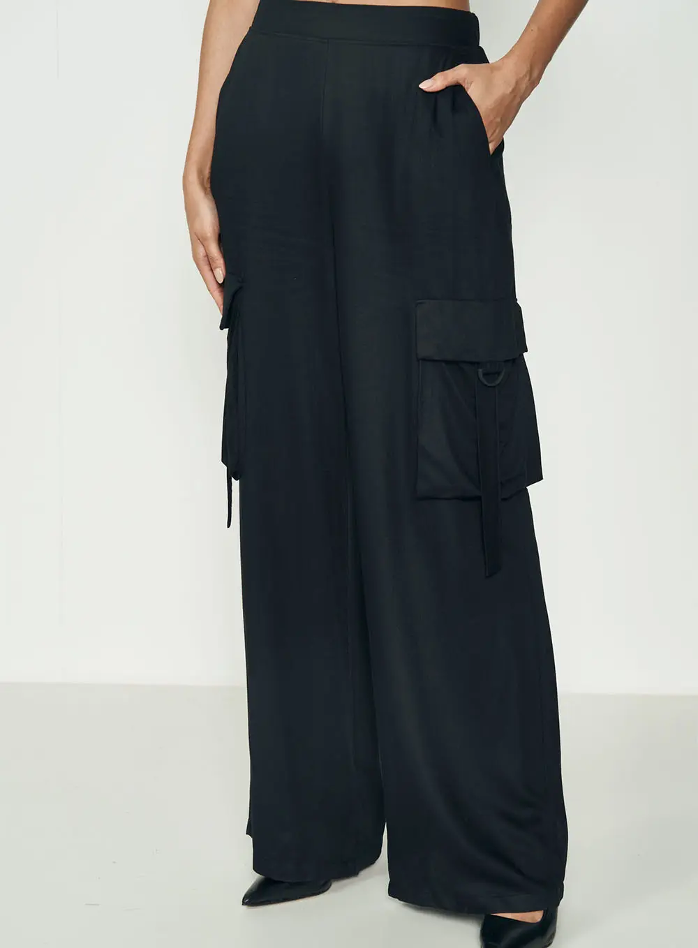 Calça Feminina Cargo Wide Leg Com Bolsos Preto