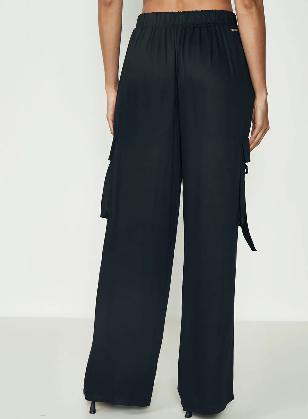 Calça Feminina Cargo Wide Leg Com Bolsos Preto