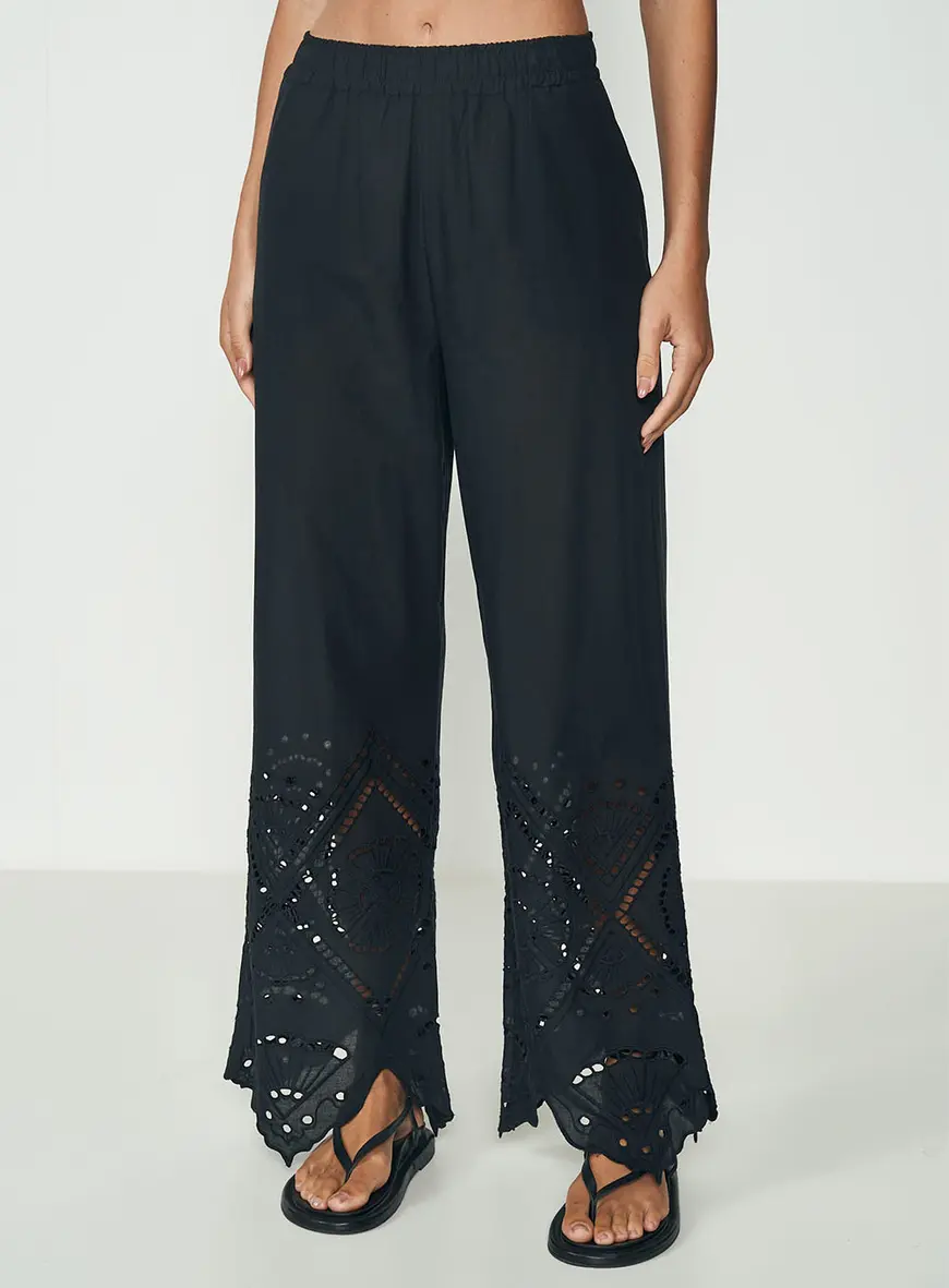 Calça Clochard Com Detalhes Em Vazado