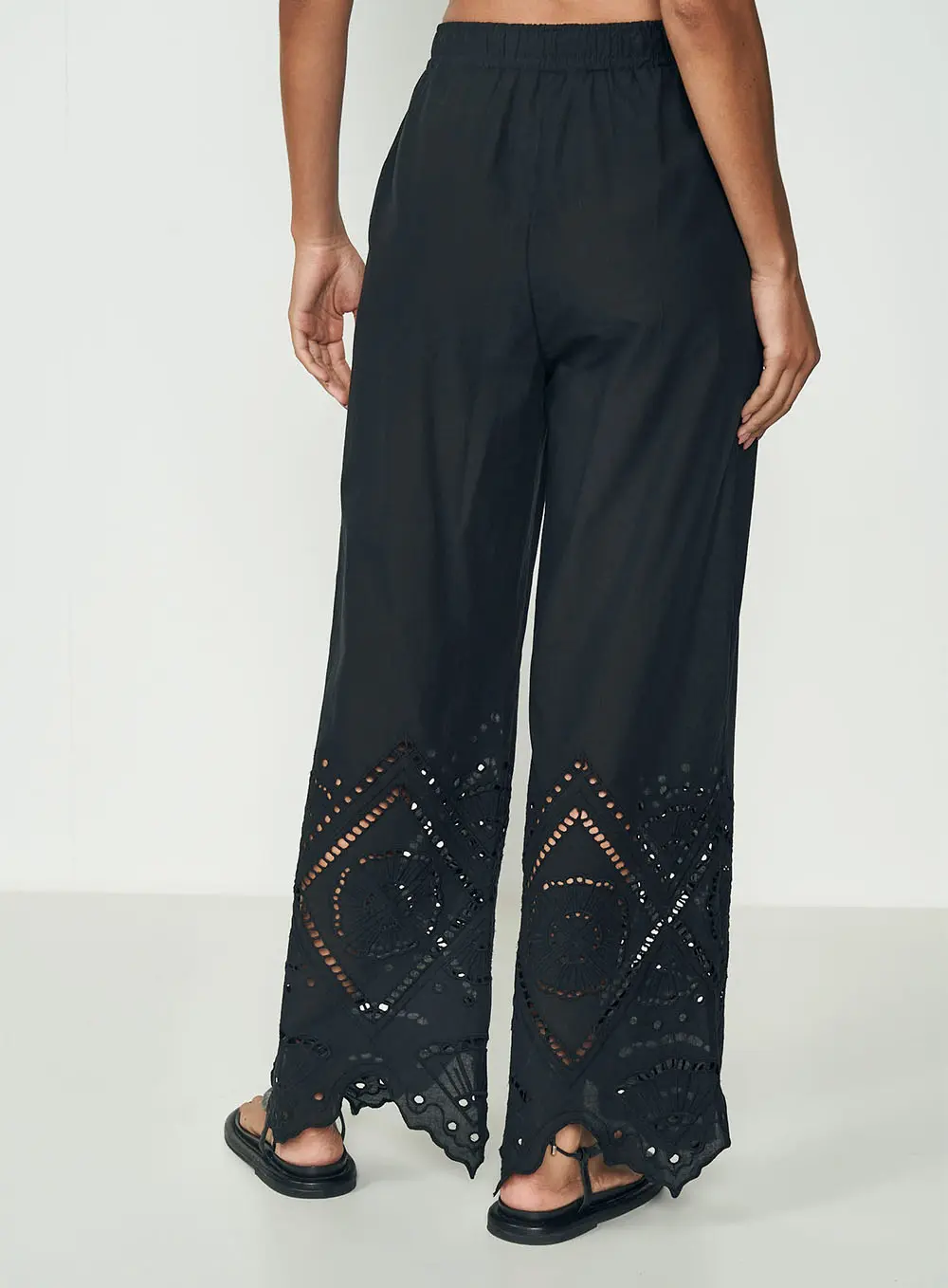 Calça Clochard Com Detalhes Em Vazado Preto