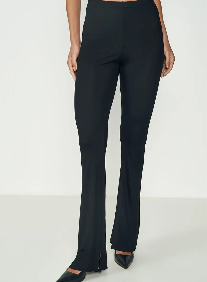 Calça Feminina Flare Canelada Com Fenda