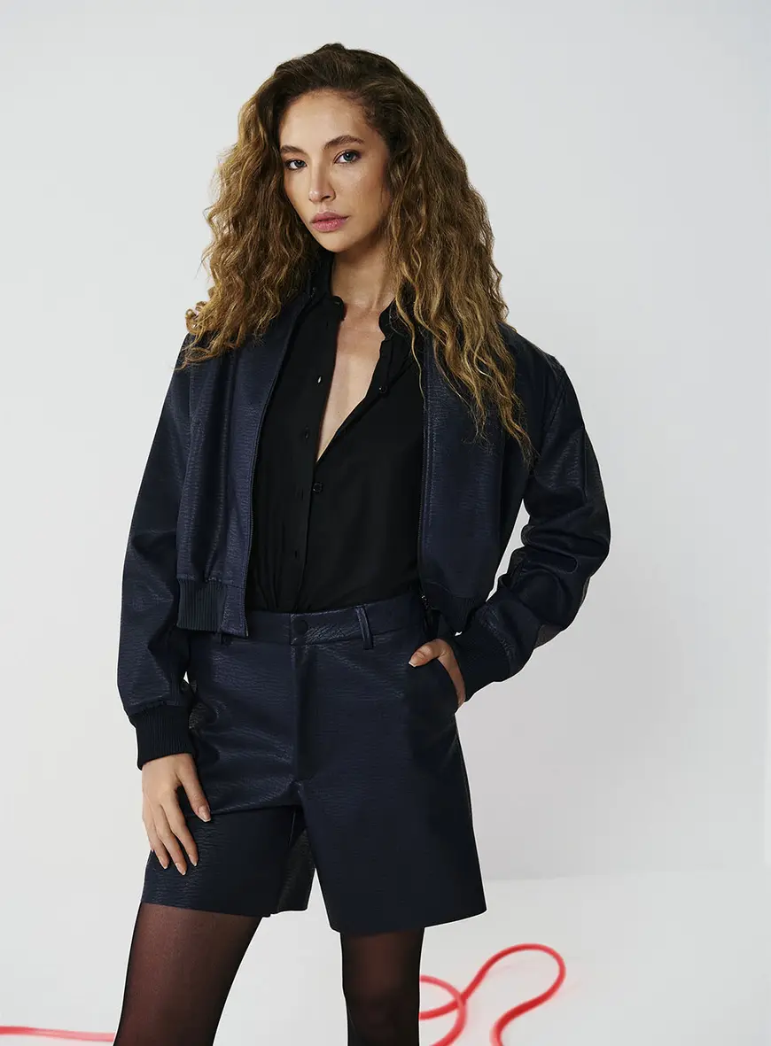 Bermuda Feminina Reta Resinada